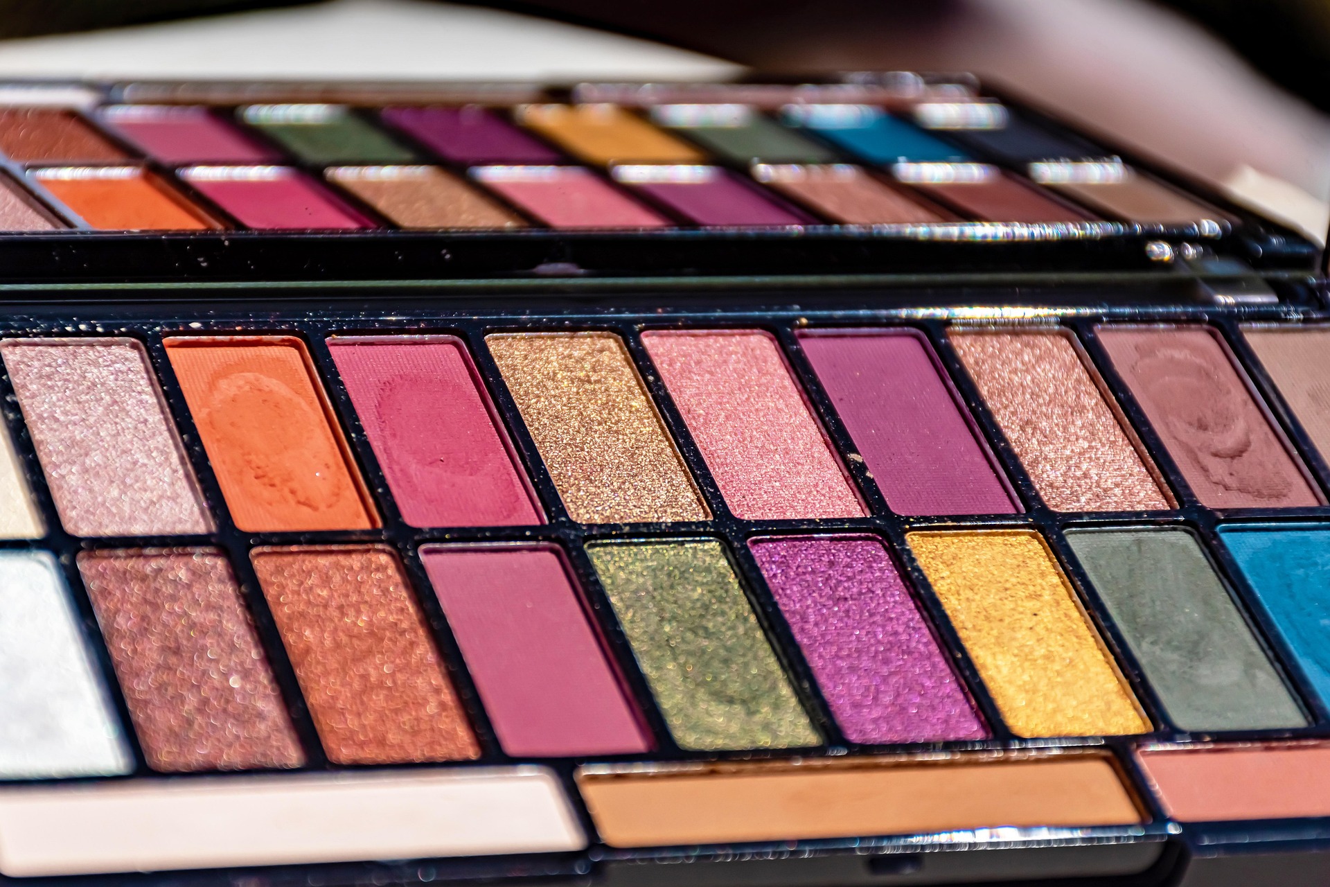 eye-shadows-6198839_1920