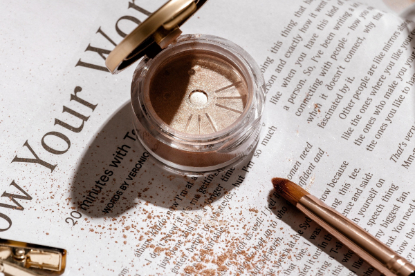 eyeliner-4713577_1920