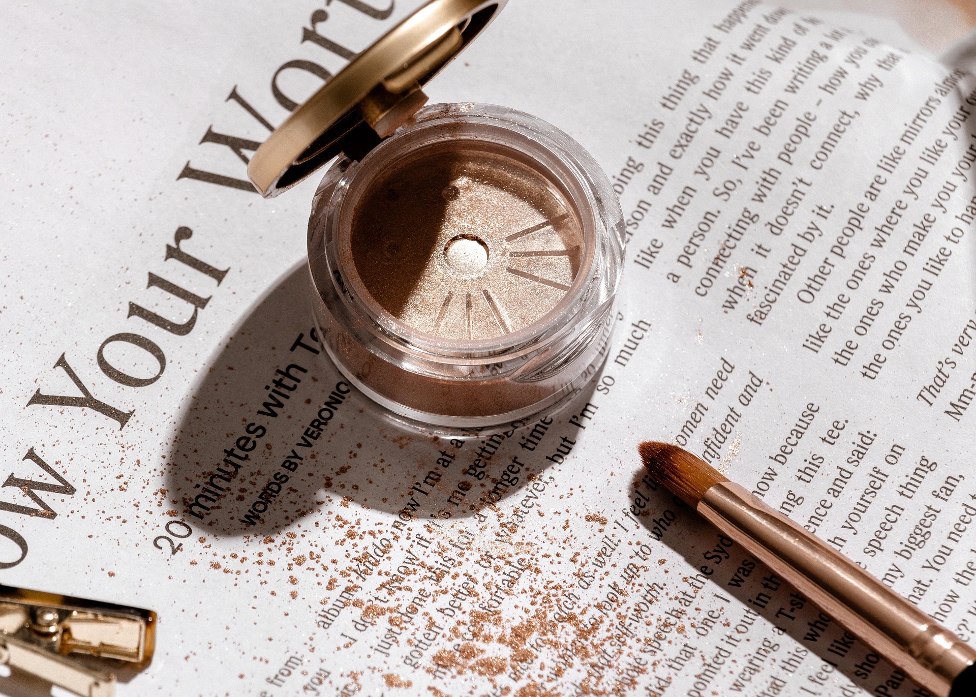 eyeliner-4713577_1920