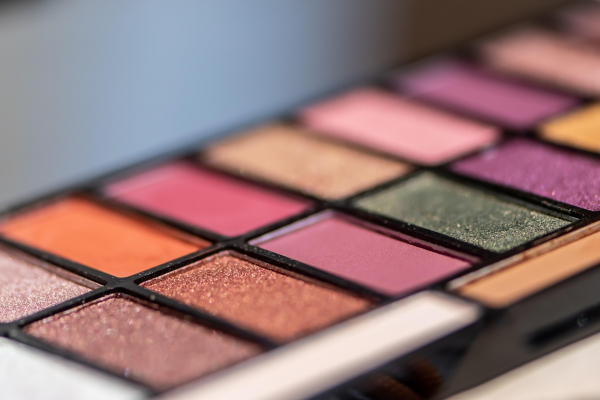 eye-shadows-6198509_1920